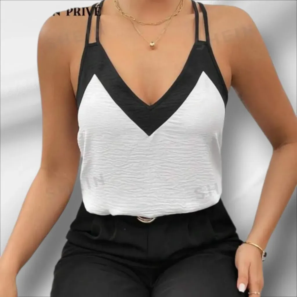 BLUSA DE TIRANTES DOBLES CON ESCOTE EN V PROFUNDO