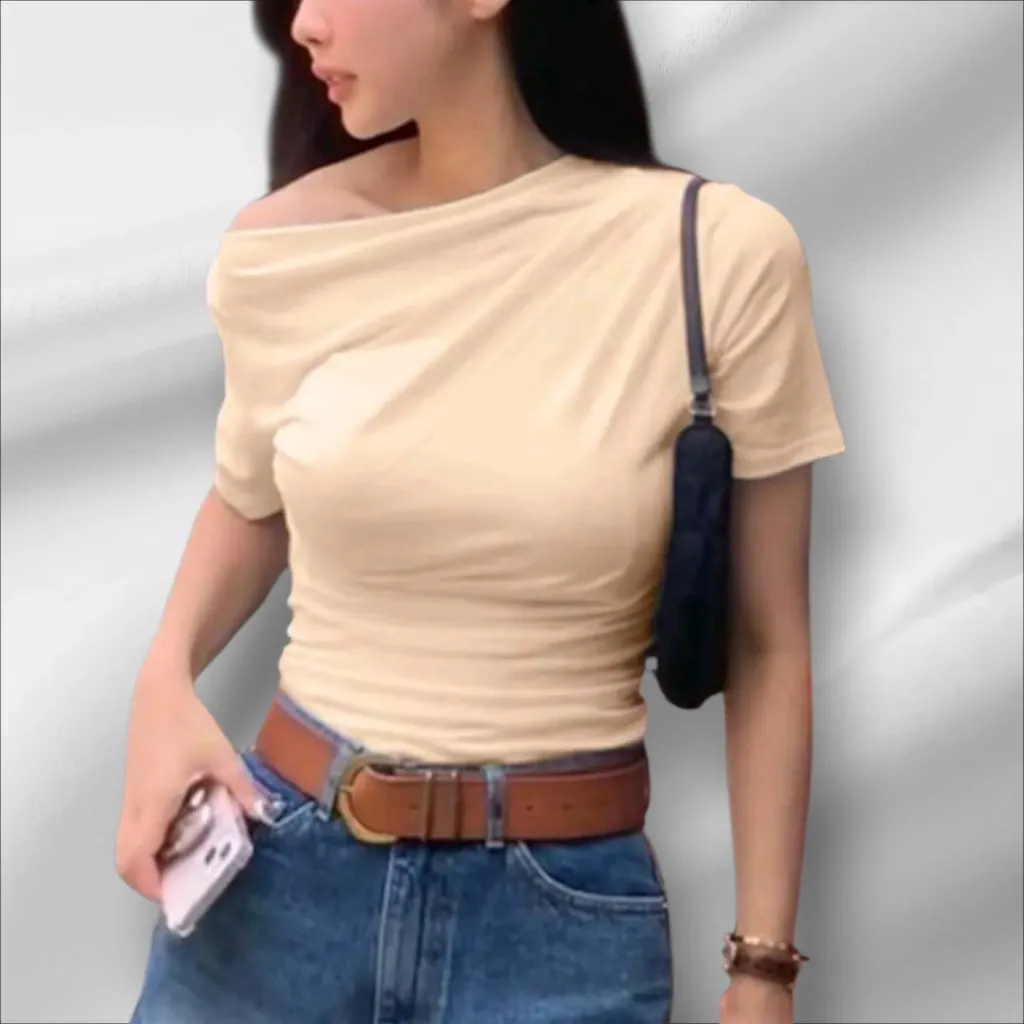 POLO AJUSTADO CON HOMBRO ASIMETRICO DE MANGA CORTA