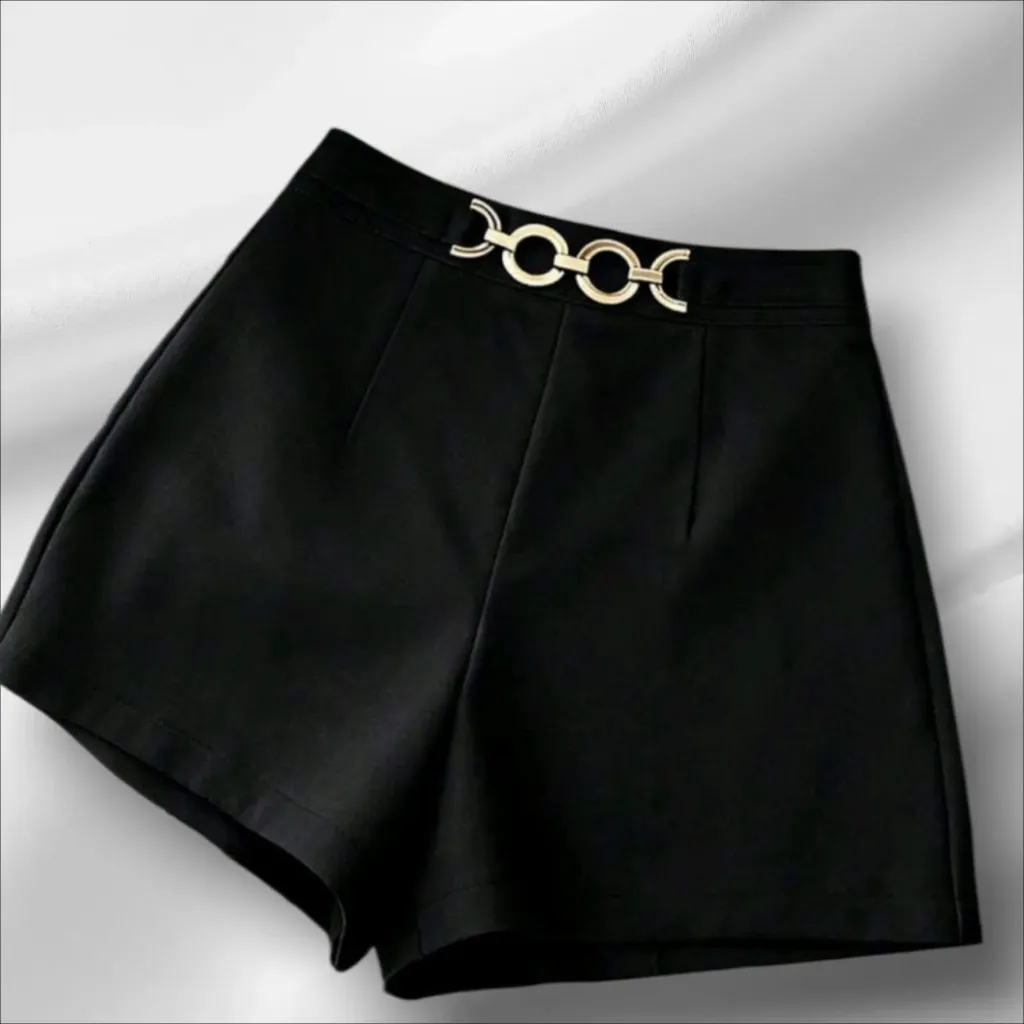 SHORTS SASTRE DE TIRO ALTO CON DETALLE DE ESLABONES DORADO