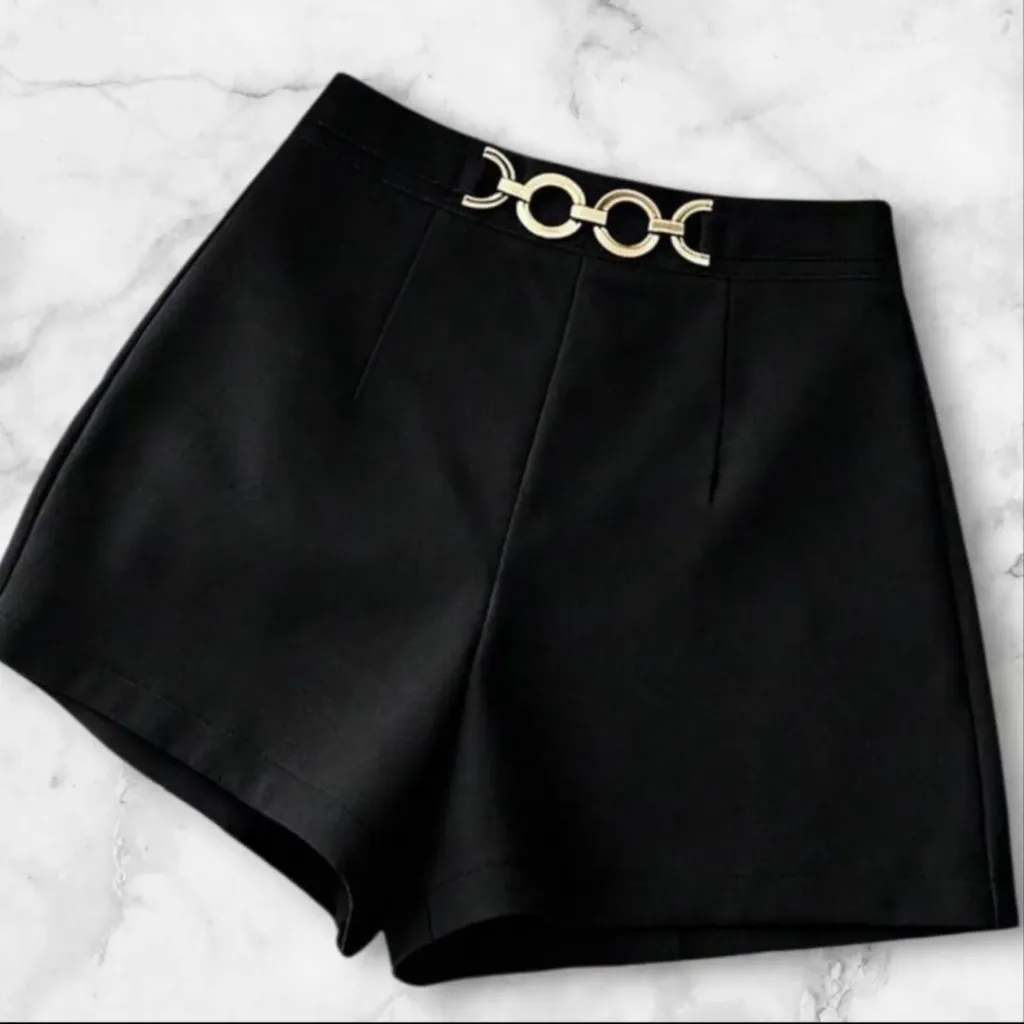 SHORTS SASTRERO DE TIRO ALTO CON DETALLE DE CADENA DORADA