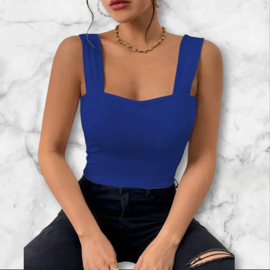 TOP AJUSTADO DE ESCOTE CORAZÓN Y TIRANTES ANCHOS.