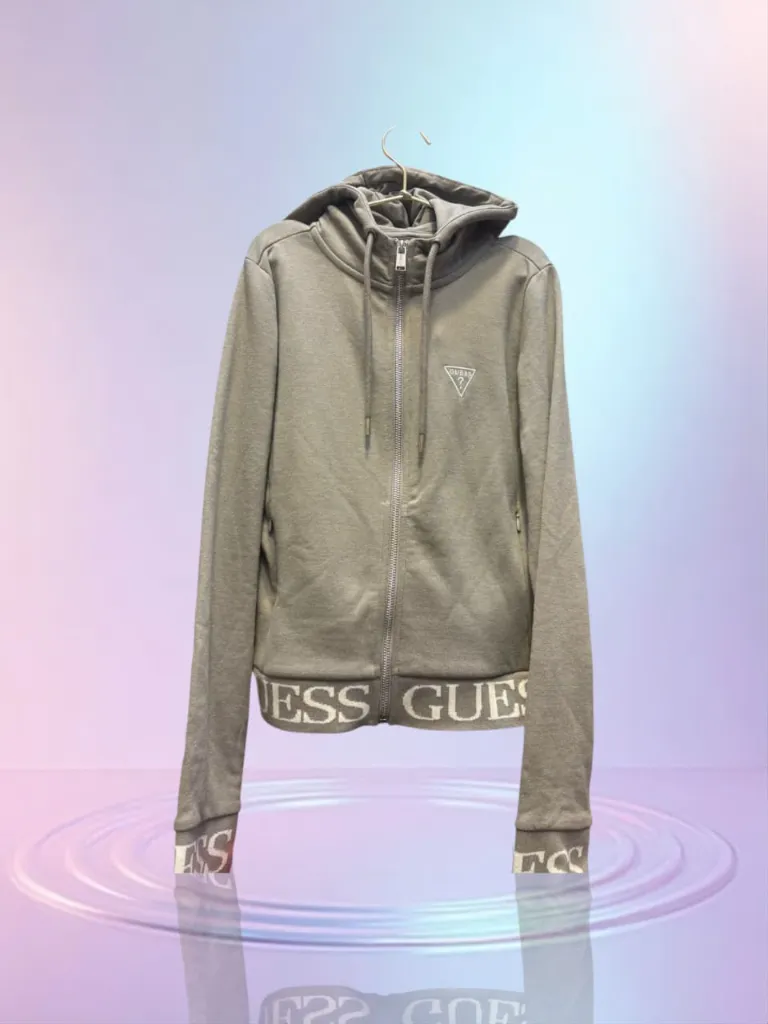 POLERA CON CAPUCHA & Y BOLSILLO DE CIERRE ICONIC BAND