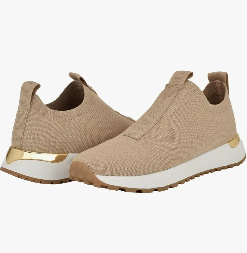 ZAPATILLA SLIP-ON DE PUNTOS CON DETALLES DORADO GUESS